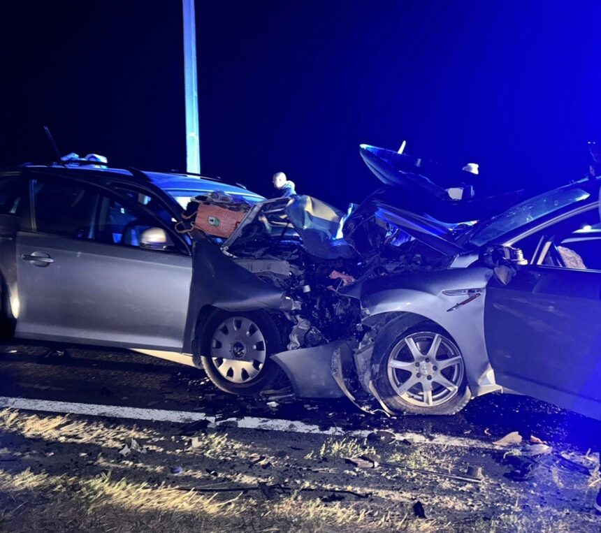 Coliziune pe DN 22: Trei adolescenți implicați într-un accident între două mașini în apropierea popasului Tașaul 1 video doua autoturisme s au ciocnit pe dn 22 in zona popasului tasaul trei minori sunt implicati in impact 68d9871ac791a