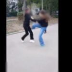 Duel spectaculos între două eleve în apropierea Școlii nr. 40 din Constanța 3 video doua eleve s au batut ca in ring in apropiere de scoala nr 40 din constanta 68d68ee777184