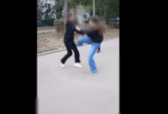 Duel spectaculos între două eleve în apropierea Școlii nr. 40 din Constanța 1 video doua eleve s au batut ca in ring in apropiere de scoala nr 40 din constanta 68d68ee777184