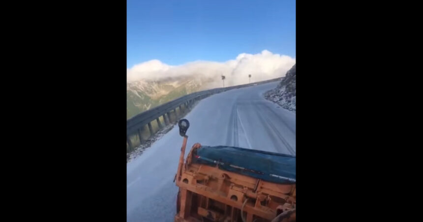 Transalpina, închisă din cauza ninsoarei: Unde acționează echipele de deszăpezire? 1 video drumarii au inchis transalpina din cauza ninsorii zonele in care intervin utilaje de deszapezire 68db9456c94cd