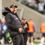 "Confruntarea românească din Ekstraklasa: Edward Iordănescu și 'chipeșul' Valentin Cojocaru, duelul decisiv dintr-un penalty!" 2 video edward iordanescu vs dragutul jucator valentin cojocaru duelul romanilor din ekstraklasa decis de un penalty 68da2f477d075