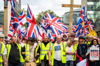 video elon musk mesaj la cea mai mare demonstratie a extremei drepte din marea britanie violenta vine la tine ripostezi sau mori 68c66a6671f2a