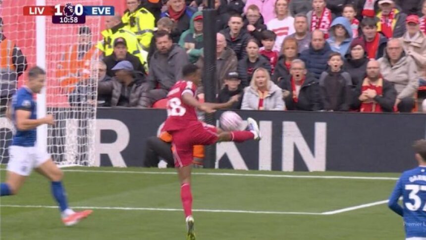 Ce șut spectaculos! Gravenberch, autorul unei reușite memorabile în duelul Liverpool - Everton! 1 video exclusiv ce golazo cum a putut gravenberch sa inscrie in liverpool everton 68ce98171c43b