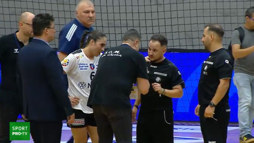 Conflictul a izbucnit la finalul confruntării Brăila - Vâlcea! Florentin Pera, copleșit de furie, s-a îndreptat rapid spre arbitri. Ce s-a întâmplat mai departe? 1 video exclusiv s au incins spiritele la finalul meciului braila valcea florentin pera paralizat de furie s a dus glont spre arbitri ce a urmat 68b553948c131