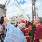 Familiile lovite de incendiul de pe strada Soveja, ÎN STARE DE ALERTĂ: Flăcările ascunse mocnesc între tablă și structura mansardei 3 video familiile afectate de incendiul de pe strada soveja disperate focul ar mocni intre tabla si structura mansardei 68c6cf531d065