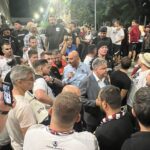 Conflict pe stadion înainte de Rapid – Hermannstadt! Fanii giuleșteni își exprimă nemulțumirea față de conducere: „De ce vă luați de el, mă, brutelor?” 2 video imagini revoltatoare inainte de rapid hermannstadt tensiuni intre fanii giulesteni si conducerea clubului de ce dati in el ma brute 68d053539ca5e