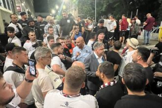 video imagini revoltatoare inainte de rapid hermannstadt tensiuni intre fanii giulesteni si conducerea clubului de ce dati in el ma brute 68d053539ca5e