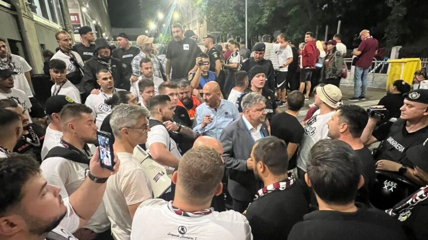 Conflict pe stadion înainte de Rapid – Hermannstadt! Fanii giuleșteni își exprimă nemulțumirea față de conducere: „De ce vă luați de el, mă, brutelor?” 1 video imagini revoltatoare inainte de rapid hermannstadt tensiuni intre fanii giulesteni si conducerea clubului de ce dati in el ma brute 68d053539ca5e