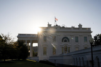 video imagini virale cu un obiect aruncat pe fereastra casei albe starnesc un val de conspiratii trump contrazice explicatiile oficialilor 68b7e666a6a8d