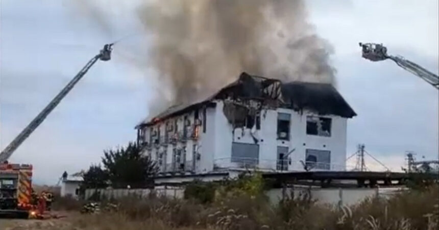 Flăcări devastatoare la un hotel din Prahova: Doi oaspeți cazați la mansardă au dispărut misterios 1 video incendiu de amploare la un hotel din prahova doi oameni cazati la mansarda sunt disparuti 68da2d506ccd9
