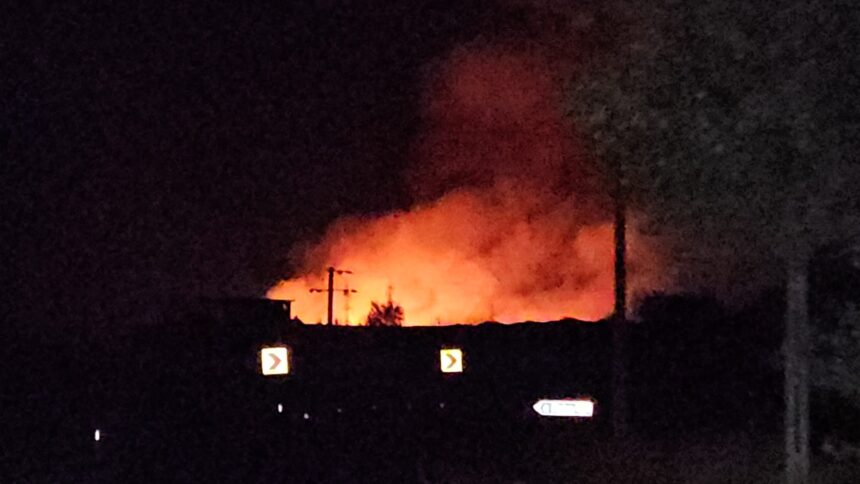 Foc devastator în apropierea Sibioarei: Flăcările strălucesc de la distanță 1 video incendiu puternic in zona localitatii sibioara flacarile sunt vizibile de departe 68d82a922fb8a