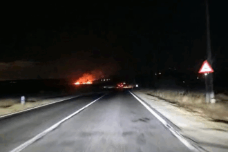 video incendiu puternic in zona piatra focul se manifesta pe camp aproape de dn 22 68d827855487a