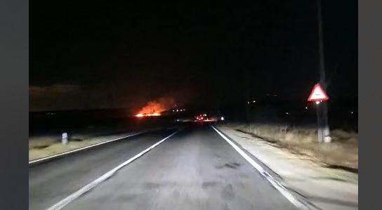 Flăcări devastatoare în apropierea Pietrei: incendiu de amploare pe câmp, lângă DN 22 1 video incendiu puternic in zona piatra focul se manifesta pe camp aproape de dn 22 68d827855487a