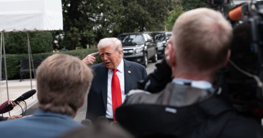Întrebarea incomodă care l-a provocat pe Trump să reacționeze furios: „Taci din gură sau te denunț premierului!” 1 video intrebarea unui jurnalist l a scos din sarite pe trump care a amenintat ca l va pari premierului tarii sale gura 68ca50da30eb2