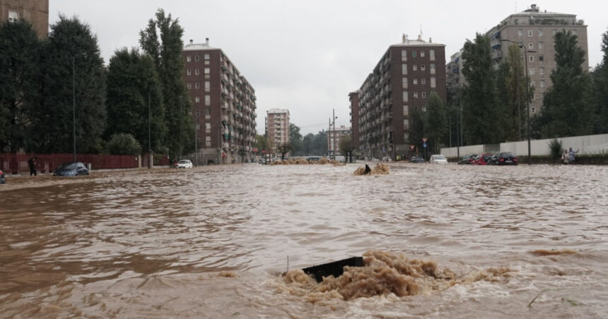 Italia în fața apocalipsei: mașini purtate de ape, căi de acces distruse și elevi salvați cu ajutorul bărcilor. O turistă dispărută în haos. 1 video inundatii devastatoare in italia masini luate de viituri drumuri surpate si elevi evacuati cu barci gonflabile o turista disparuta 68d3d50d88303