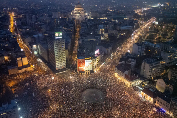 video manifestatie la belgrad sarbii au defilat in tacere la zece luni de la accidentul din novi sad care a declansat proteste masive 68b6082e76cb2