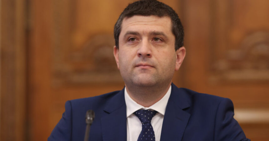 Ministrul Economiei clarifică situația secretarului de stat arestat de DNA: „Nu i-am delegat responsabilități, nu se încadra în standardele mele” 1 video ministrul economiei despre secretarul de stat retinut de dna nu i am dat atributii nu corespundea criteriilor mele 68ce8f38bb8aa