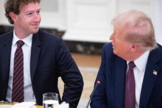 video moment jenant pentru mark zuckerberg la casa alba cand a vrut sa i faca pe plac lui trump scuze dar nu stiam ce cifre va doriti 68beb28e5a0e8