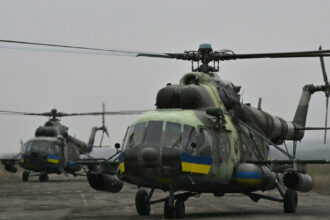 video momentul in care echipajul ucrainean al unui elicopter mi 8 doboara o drona rusa shahed 136 cu ajutorul mitralierei de la bord 68c3c74ad589b