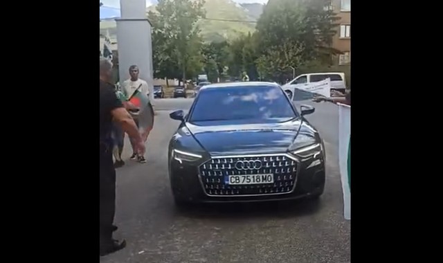 Naționaliștii bulgari au vandalizat o mașină, suspectând că se află Ursula von der Leyen înăuntru 1 video nationalistii bulgari au atacat o masina crezand ca in interior este ursula von der leyen 68b5a7486679a
