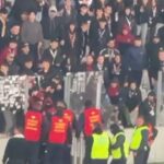 Tensiune extremă în derby-ul Clujului! Fanii au răbufnit și au aruncat cu scaune 2 video nervi intinsi la maxim in derby ul clujului suporterii au aruncat cu scaune 68daed8313461