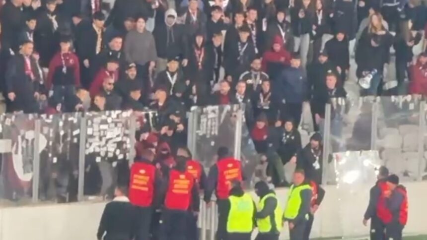 Tensiune extremă în derby-ul Clujului! Fanii au răbufnit și au aruncat cu scaune 1 video nervi intinsi la maxim in derby ul clujului suporterii au aruncat cu scaune 68daed8313461