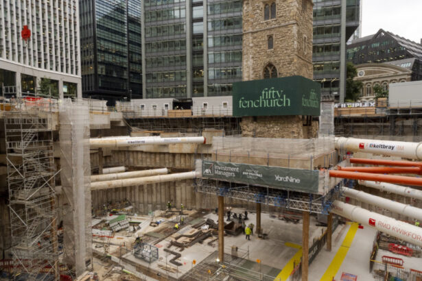 video o realizare inginereasca fara precedent turla unei biserici din londra suspendata la peste 13 metri deasupra unui santier 68d3f86c6be0e