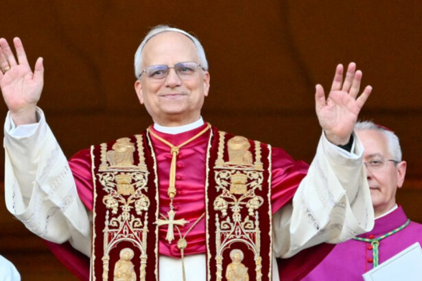 video papa leon implineste astazi 70 de ani suveranul pontif a primit un tort de ciocolata de la portillos din chicago 68c66dc820a84