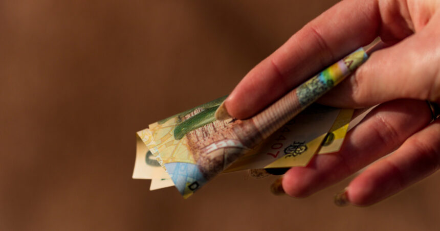 Reacțiile românilor la sfatul Băncii Centrale Europene de a păstra numerar acasă. Expert: Banii lichizi sunt sacri! 1 video reactia romanilor la recomandarea bancii centrale europene de a pastra bani cash in casa economist numerarul este sfant 68db62b04ea36