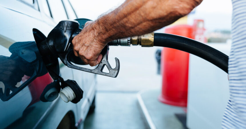 Românii, pe drumuri costisitoare: Prețul plinului de carburant depășește cheltuielile șoferilor din Polonia și Spania! Ce tarif are acum rezervorul? 1 video romanii platesc pe carburanti mai mult decat soferii din polonia si spania cat a ajuns sa coste astazi plinul la masina 68d376410c7d1
