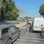 Conflict izbucnit pe șoselele din Constanța: Șoferi surprinși în mijlocul străzii în timpul unei încăierări 2 video scandal in trafic la intrarea in constanta soferi filmati in timp ce se bat in mijlocul drumului 68bd95d092b3e