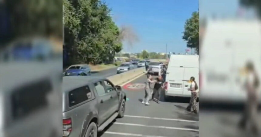 Conflict izbucnit pe șoselele din Constanța: Șoferi surprinși în mijlocul străzii în timpul unei încăierări 1 video scandal in trafic la intrarea in constanta soferi filmati in timp ce se bat in mijlocul drumului 68bd95d092b3e