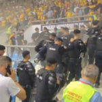 Tensiuni Explozive la Meciul Futsal România – Ungaria în Craiova: Suporterii în Conflict cu Jandarmii și Fumigene pe Teren! 3 video scandal la un meci de futsal romania ungaria de la craiova suporterii s au batut cu jandarmii si au aruncat fumigene pe teren 68d4e3e30e1f4