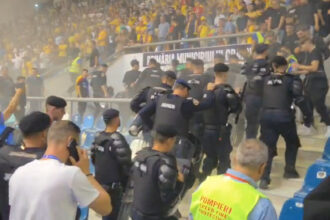 video scandal la un meci de futsal romania ungaria de la craiova suporterii s au batut cu jandarmii si au aruncat fumigene pe teren 68d4e3e30e1f4