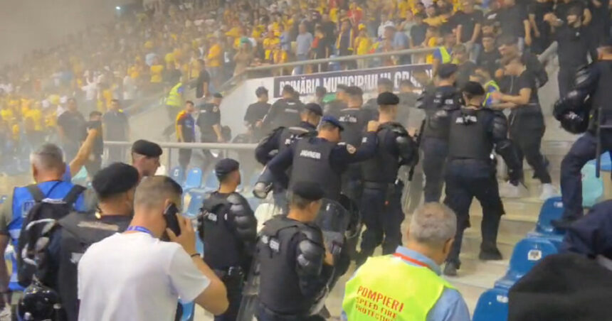 Tensiuni Explozive la Meciul Futsal România – Ungaria în Craiova: Suporterii în Conflict cu Jandarmii și Fumigene pe Teren! 1 video scandal la un meci de futsal romania ungaria de la craiova suporterii s au batut cu jandarmii si au aruncat fumigene pe teren 68d4e3e30e1f4