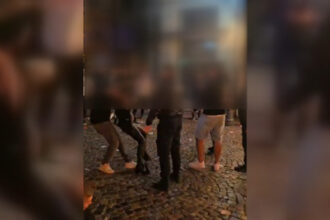 video scene socante in centrul vechi din capitala bodyguarzii unui local au snopit in bataie mai multi tineri de la ce a pornit scandalul 68d91796332a6