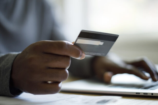 video shoppingul online devine un lux scumpirile ii determina pe romani sa cumpere doar strictul necesar primele produse taiate de pe lista 68d04e002dd65