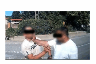 video soferul microbuzului scolar din saraiu agresat de un localnic in toiul zilei politia a intrat pe fir vezi aici cum a avut loc agresiunea la care au asistat si cativa copii 68ca25a66d666
