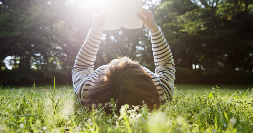 Studiu îngrijorător: 20% dintre adolescenți resping lectura. Ce spun ei: „Îmi place doar să citesc mesaje, cărțile nu mă interesează deloc” 1 video studiu alarmant doi din 10 adolescenti nu citesc deloc reactia lor mesaje citesc cartile nu ma atrag deloc 68db584cc9ed1