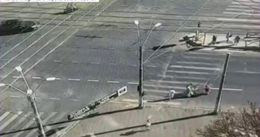 Tânăr sub anchetă pentru omor din culpă, după ce a izbit o femeie pe o trecere de pietoni în București. Incidentul tragic 1 video tanar cercetat pentru ucidere din culpa dupa ce a lovit cu trotineta o femeie pe o trecere din bucuresti momentul accidentului 68b6ecc7475b6