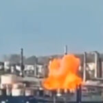 Atac surpriză al Ucrainei: Dronele au lovit o gigantă rafinărie din Rusia, provocând un incendiu devastator! 2 video ucraina a atacat cu drone una dintre cele mai mari rafinarii de petrol din rusia un incendiu a izbucnit in instalatie 68c5bf16a7ce5