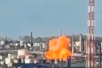 video ucraina a atacat cu drone una dintre cele mai mari rafinarii de petrol din rusia un incendiu a izbucnit in instalatie 68c5bf16a7ce5