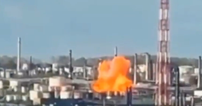 Atac surpriză al Ucrainei: Dronele au lovit o gigantă rafinărie din Rusia, provocând un incendiu devastator! 1 video ucraina a atacat cu drone una dintre cele mai mari rafinarii de petrol din rusia un incendiu a izbucnit in instalatie 68c5bf16a7ce5