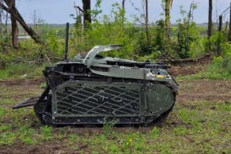 video ucraina foloseste drone terestre pe front vehicule militare controlate de la distanta ce pot transporta munitie si raniti 68bd44e4b57d7