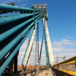 Un bărbat a escaladat podul din Agigea, provocând blocaje în trafic! 3 video un barbat s a urcat pe podul din agigea traficul rutier in zona ingreunat 68bead3ee23e8