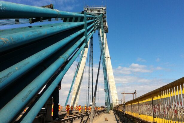 video un barbat s a urcat pe podul din agigea traficul rutier in zona ingreunat 68bead3ee23e8