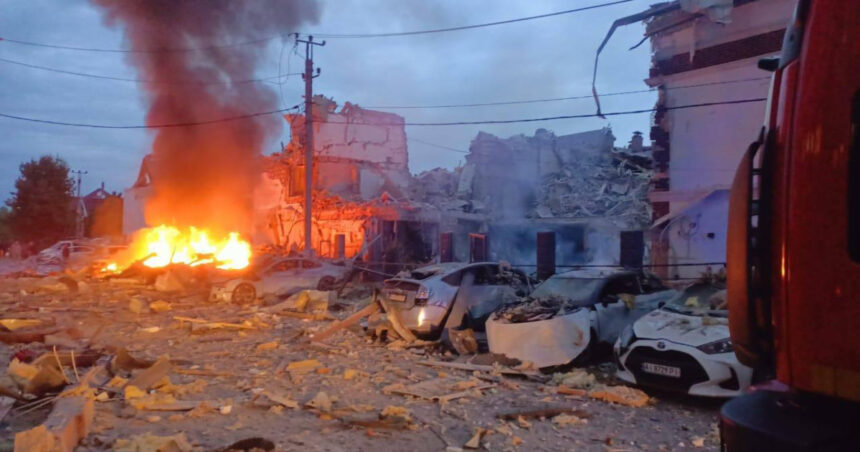 „Rusia dezvăluie o ofensivă devastatoare: sute de drone și rachete atacă Ucraina, bilanțul include cel puțin 10 răniți în Kiev și Zaporojie” 1 video un nou atac masiv rusia a lansat sute de drone si rachete asupra ucrainei cel putin 10 raniti in kiev si zaporojie 68d8f4c8b3524