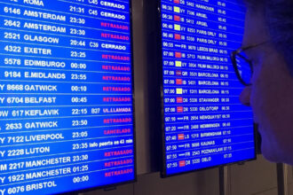 video zboruri anulate si intarzieri de 90 de minute pe aeroporturile europene dupa atacul cibernetic sistemele de check in sunt verificate 68d01cda738dd