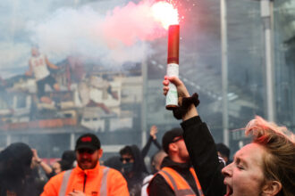 videofoto blocam totul proteste de amploare in franta cu violente gaze lacrimogene si arestari o confruntare directa 68c1e22087022