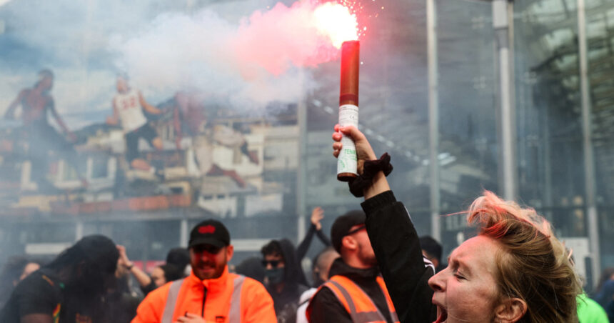„Furia străzii! Proteste masive în Franța, cu ciocniri violente, gaze lacrimogene și rețineri: O luptă deschisă” 1 videofoto blocam totul proteste de amploare in franta cu violente gaze lacrimogene si arestari o confruntare directa 68c1e22087022